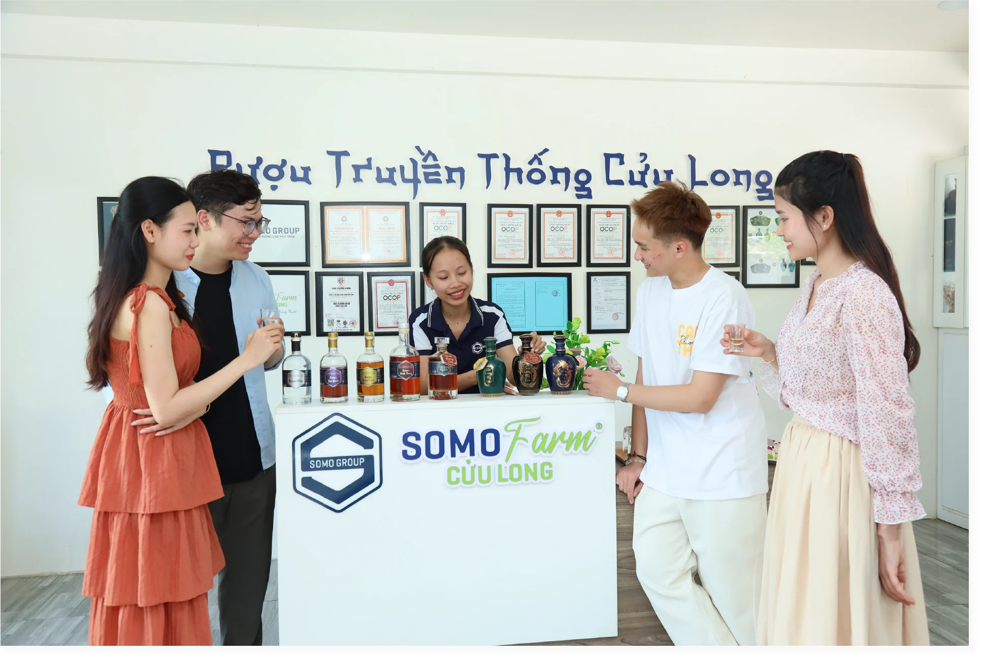 Khách tham quan tìm hiểu câu chuyện Somo Farm Cửu Long