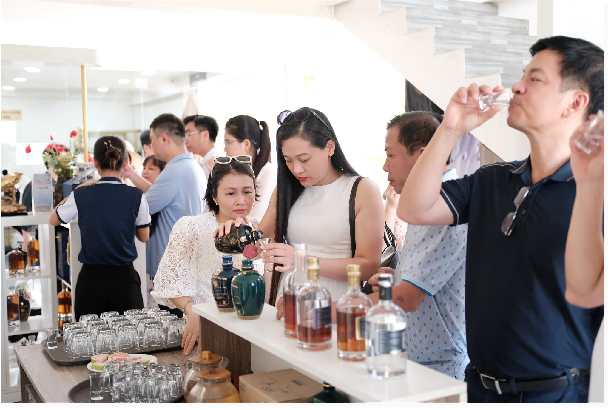 Du khách thưởng thức rượu trực tiếp tại nơi sản xuất