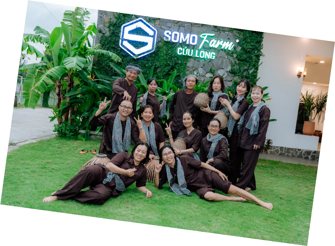 Đoàn du khách tại cổng Somo Farm Cửu Long