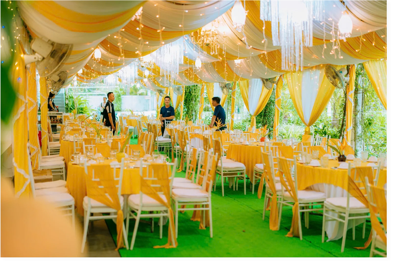 Không gian ẩm thực và tiệc gala ấm cúng