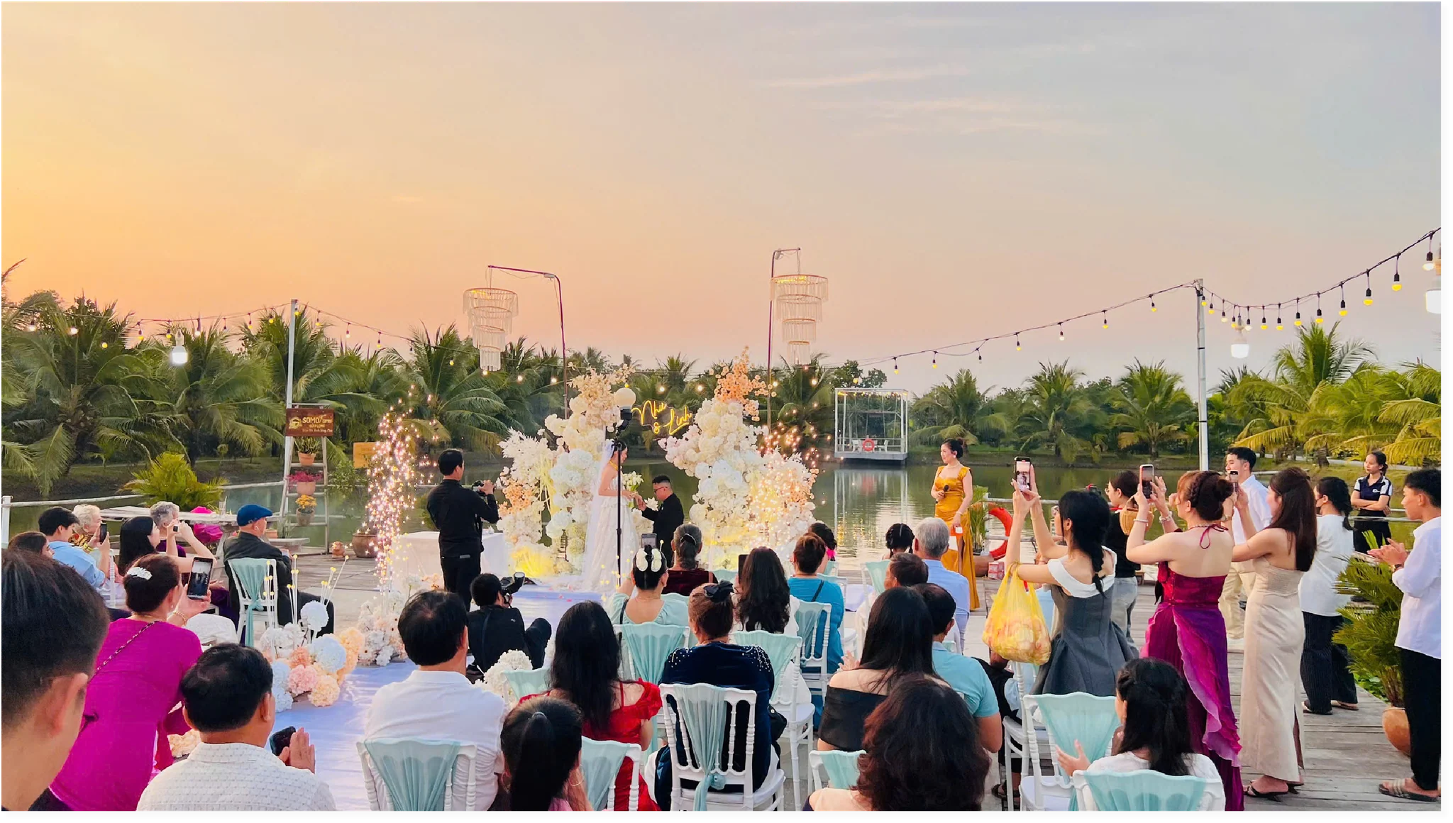 Lễ kỷ niệm hoàng hôn bên bờ sông thanh bình